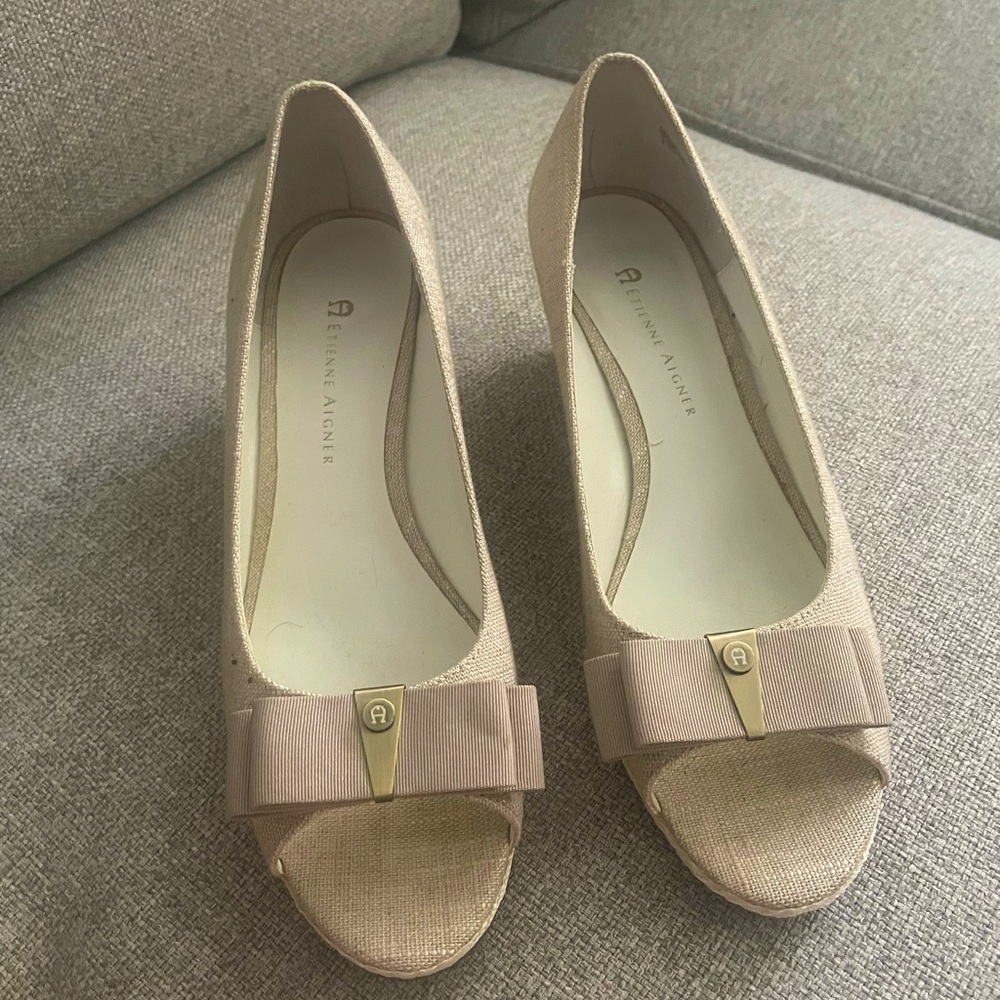 Beautiful shoes with a bow, worn once. Open to negotiation